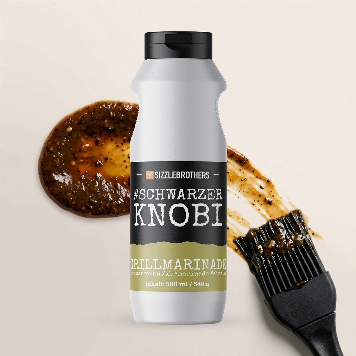 Sizzle Brothers Schwarzer Knobi Marinade 500 ml in weißer Flasche, daneben Backpinsel und ein Strich Marinade