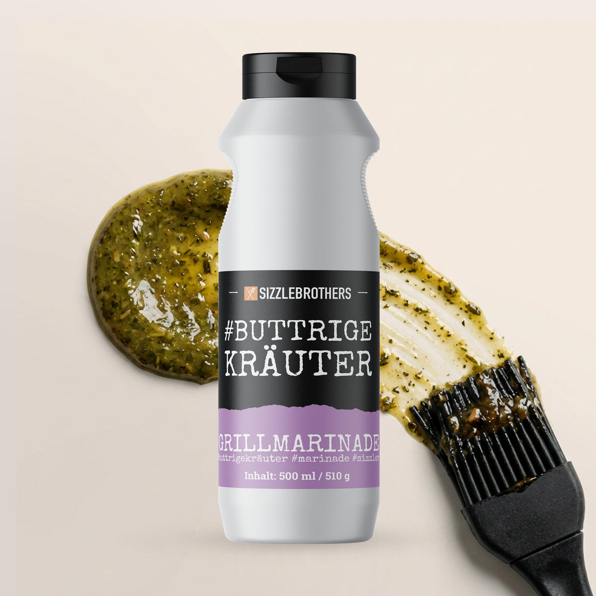 Weiße 500-ml-Flasche Sizzle Brothers Buttrige Kräuter Marinade mit Backpinsel und Marinadenstrich auf hellem Grund