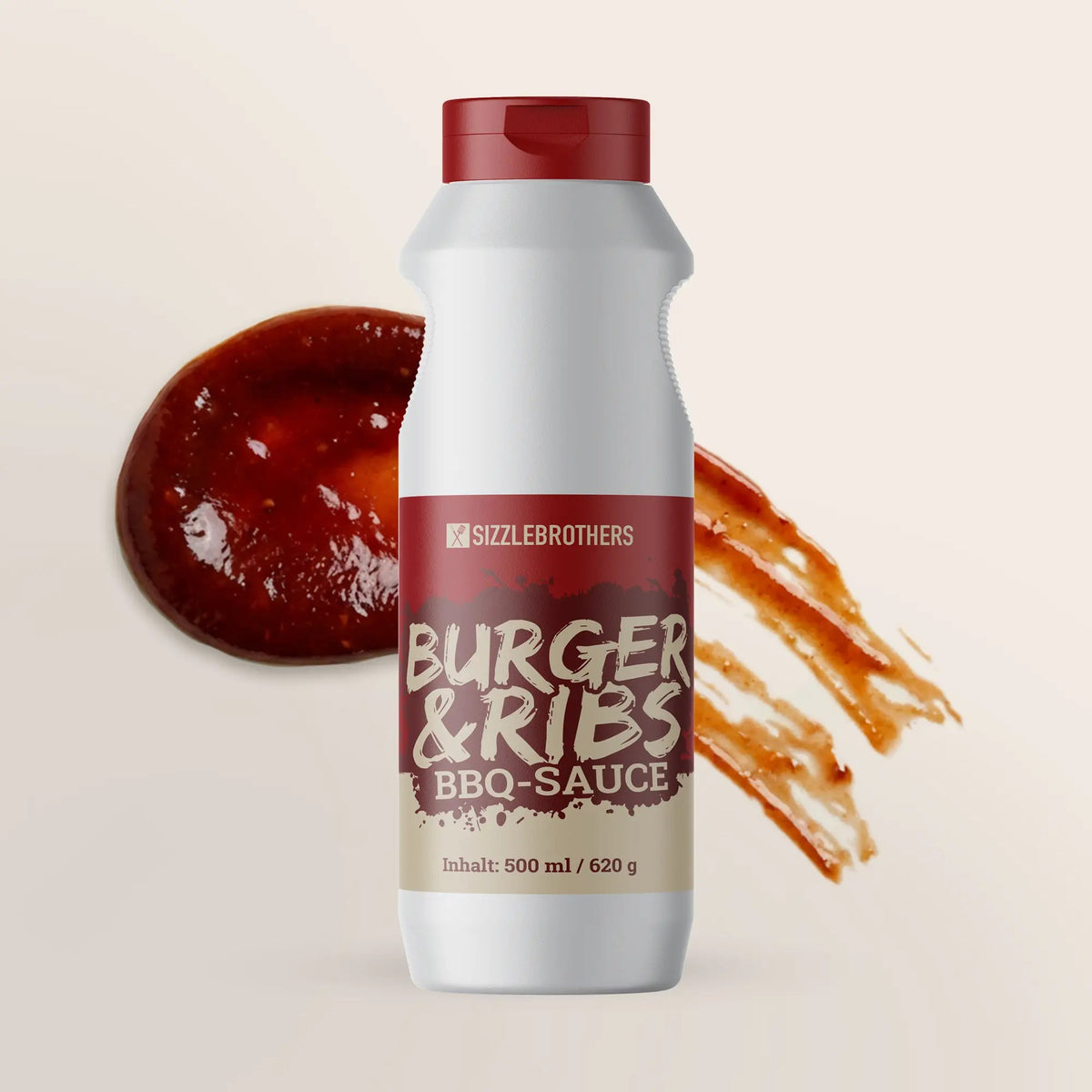 Sizzle Brothers Burger & Ribs BBQ-Sauce 500 ml in weißer Flasche mit rotem Deckel, daneben ein Klecks Sauce