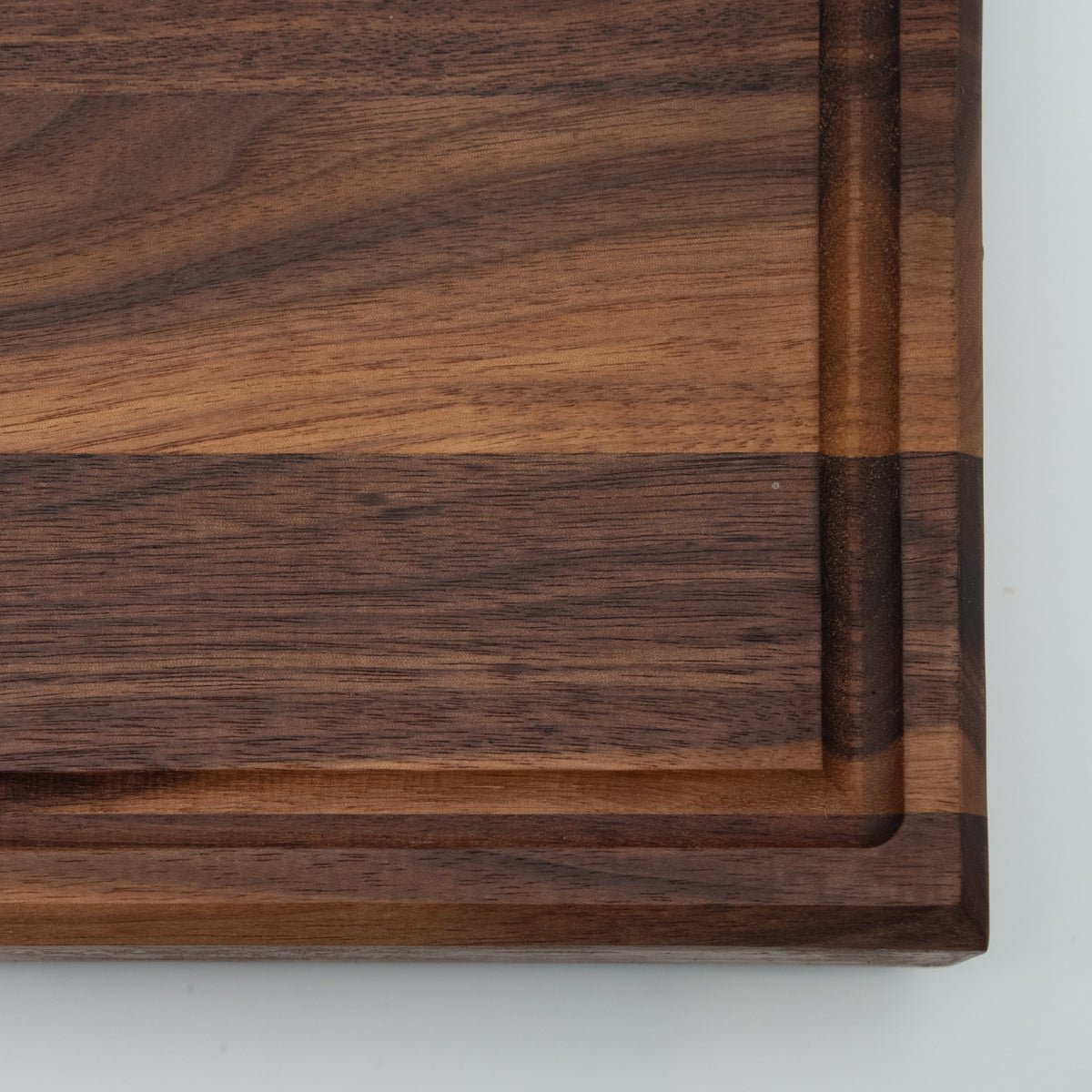 BABOSSA | Nussbaum Schneidebrett L | Naturkante | Saftrille | 44,5x35x4,5 cm - Grillstar.deBABOSSA | Nussbaum Schneidebrett L | Naturkante | Saftrille | 44,5x35x4,5 cmHolzbrettBABOSSAGrillstar.de